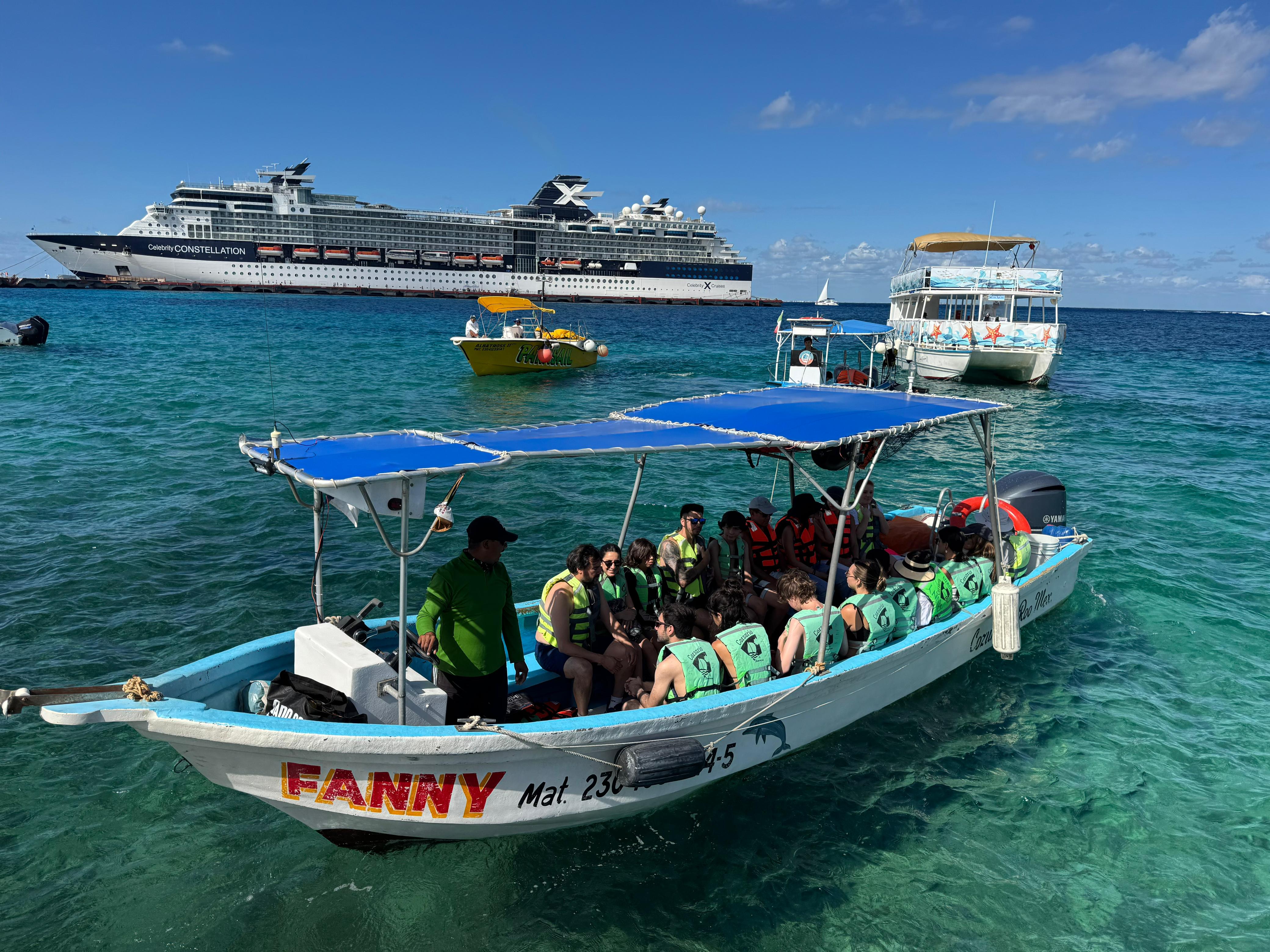 Embarcacion con grupo en el mar de Cozumel